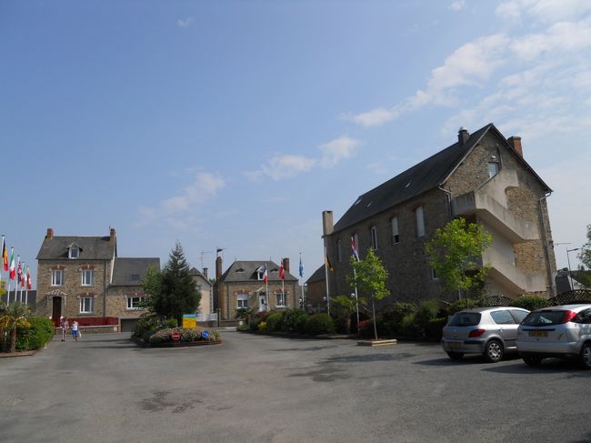 キャンプ場の入り口とユースホステル(右)