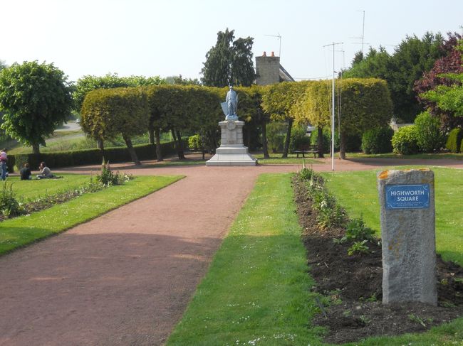 クエノン川(左)沿いのヴィクトワール広場
