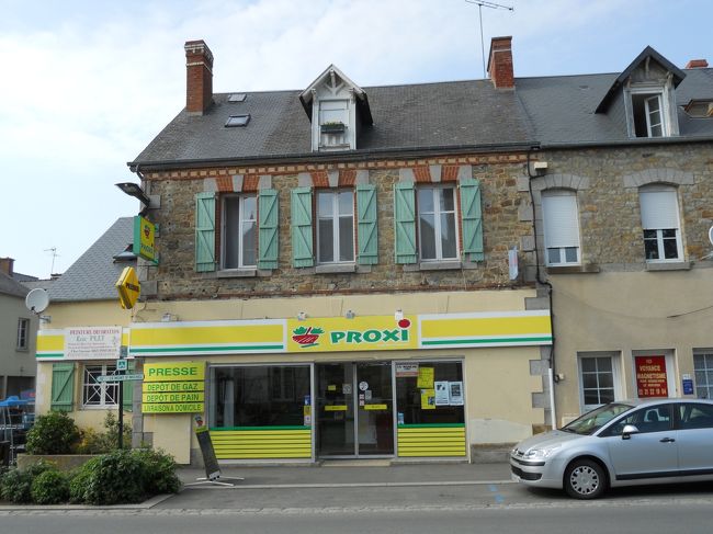 リベルテ道路沿いのスーパーマーケットで買い出し