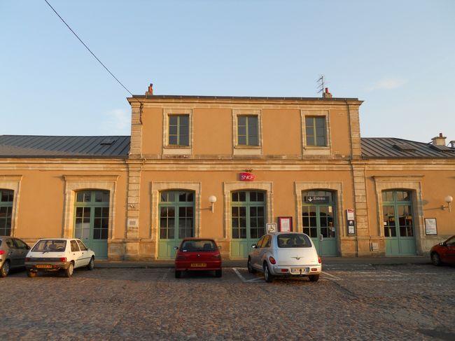 バイユーの駅舎とガール広場