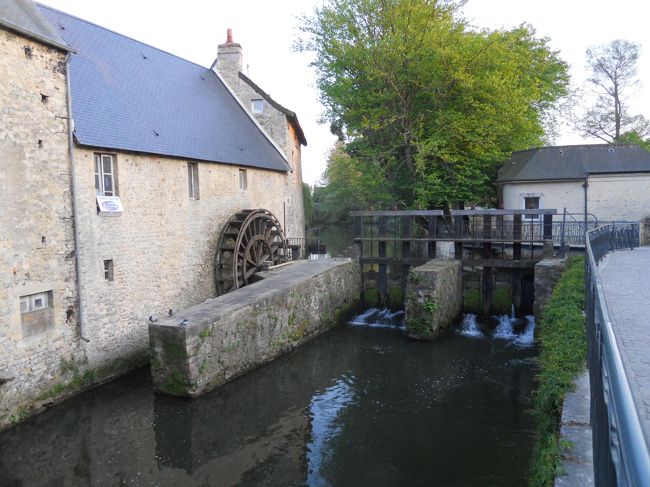 タピストリー博物館の南側にあるミッシェル・オマノ公園の水車