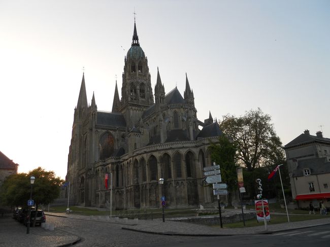 ノートルダム大聖堂(南東側)とメートリズ通り(左)とラルシェ通り(右)