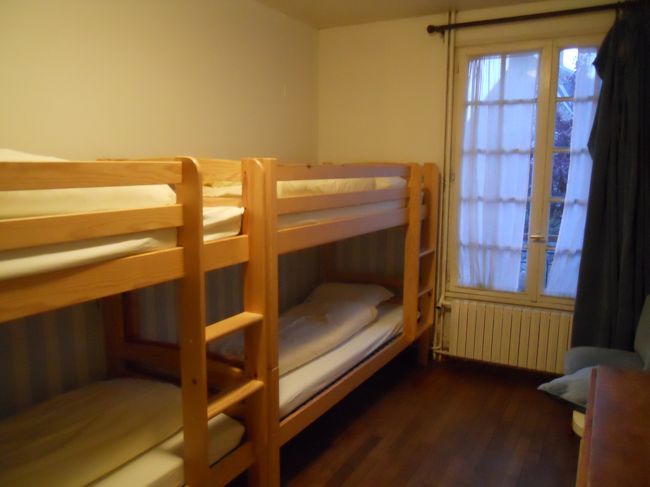 バイユーのユースホステルの客室<br />4人部屋に1人で泊りました。<br />２１時を過ぎていて、あせっていたので、管理人に声をかけ、すぐに入室しました。<br />チェックインが１７時〜２１時になっていますが、管理人はかなり遅くまで、ＴＶを見ていたので、２２時を過ぎていても、泊めてもらえそうでした。