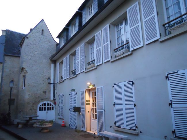 バイユーのユースホステルの入り口<br />1泊朝食付きで、20.5ユーロ、朝食は7.0ユーロ、夕食は10.0ユーロ<br />朝食は8:00〜9:30<br />シャワー・トイレ共用、4人部屋に1人宿泊