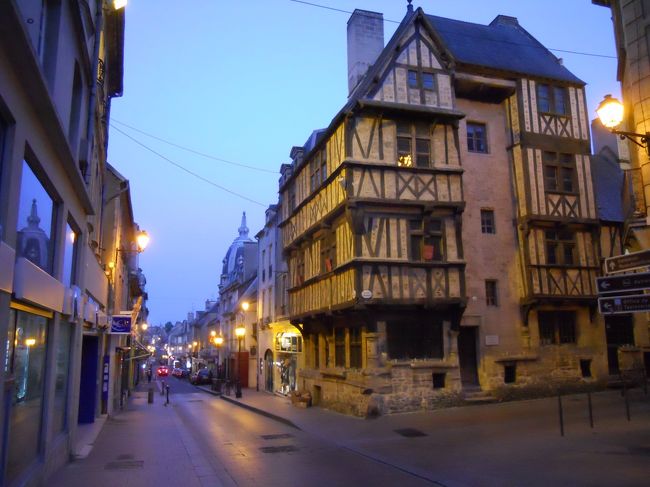 サン・マルタン通りとシャノワーヌ通り(右)