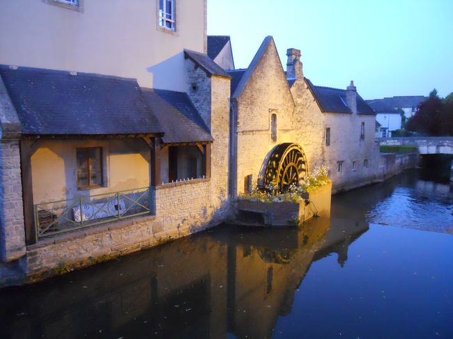 サン・マルタン通りに面する観光案内所の北側にある水車