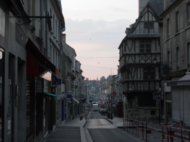 サン・マルタン通りとシャノワーヌ通り(右)