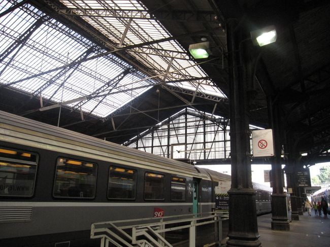 サンラザール駅　　<br /><br />Giverny に向います<br /><br />本当は朝一番で行きたかったのですが、次女の銀行口座閉鎖のアポイント<br />と重なり10時過ぎの列車にやっと間に合いました<br /><br />7年前は窓口でチケット買うのに一苦労しましたが<br />今回は次女が自販機でサクサク