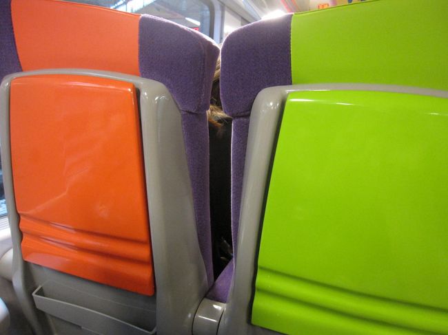 座席はカラフル