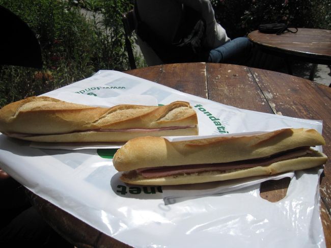 最寄りのカフェは混んでいたので隣接の売店のバゲットサンドで<br />軽くランチを済ませました