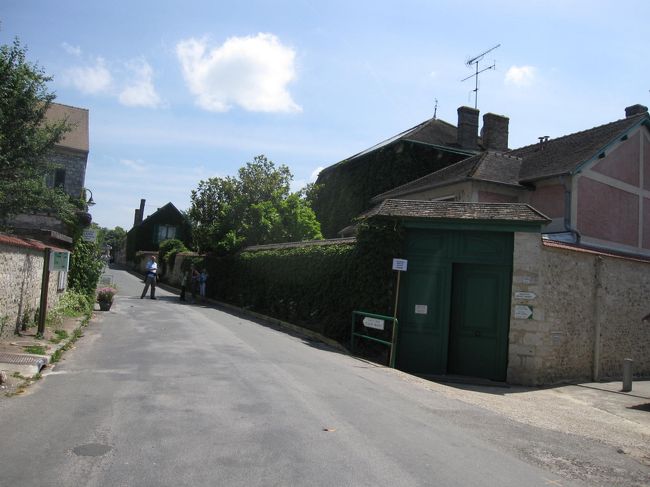 帰りのバスまで時間があったのでモネのお墓のある教会までお散歩しました