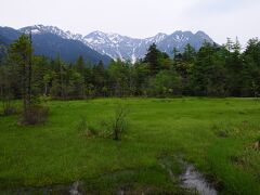 少し歩くと、田代湿原に出た。
そこから望む穂高連峰もなかなか美しかった。