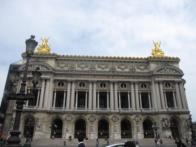 帰国日　<br /><br />今回は左岸中心だったので、賑やかなオペラ座方面は初めてです<br /><br />さすがに観光客でいっぱい　日本人もいっぱい