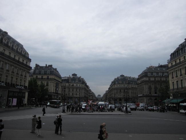 オペラ座を背に見たオペラ通り