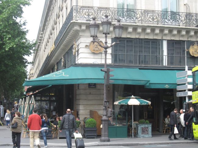 オペラ座前の Cafe de la Paix