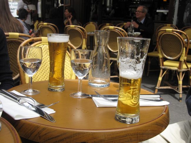 テラス席でビールも進みます