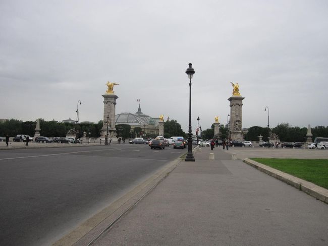 お疲れ気味の我々夫婦を残し長女たちだけ最後のお散歩　<br /><br />アレクサンドル三世橋を渡る