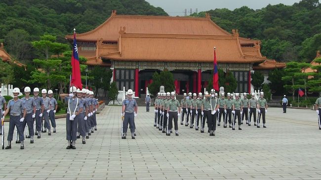 <br />http://youtu.be/Z0Pzw0915ts<br /><br />いつもは約７名くらいでやる衛兵交代が<br /><br />他国政府要人が来台してたので大規模な<br /><br />衛兵交代に。迫力ありました！！　<br /><br />☆☆　超ラッキー　☆☆<br /><br />