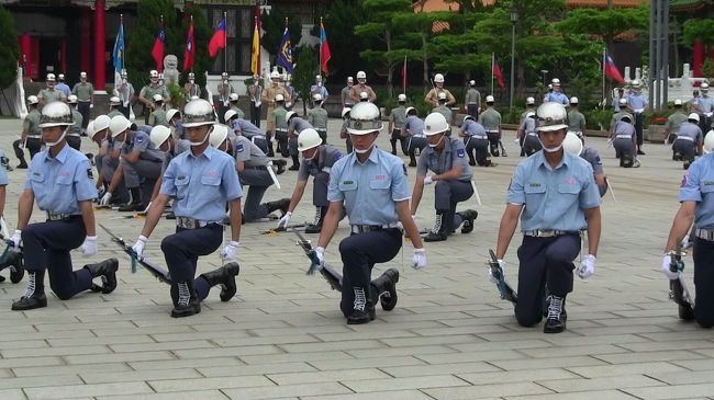<br />ブルーの制服は　空軍兵士