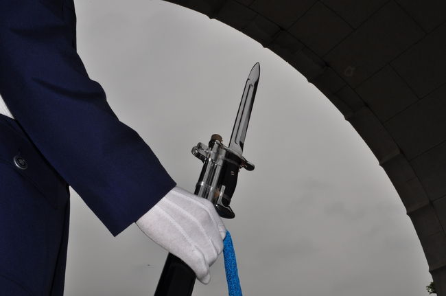 <br />兵士が持ってる銃剣<br /><br />通常戦争・紛争時に使う銃剣は　３．５キロ<br /><br />衛兵交代式用に２倍の７キロの銃剣を使ってます。<br /><br />■この写真はニコンＤ９０で撮影<br /><br />