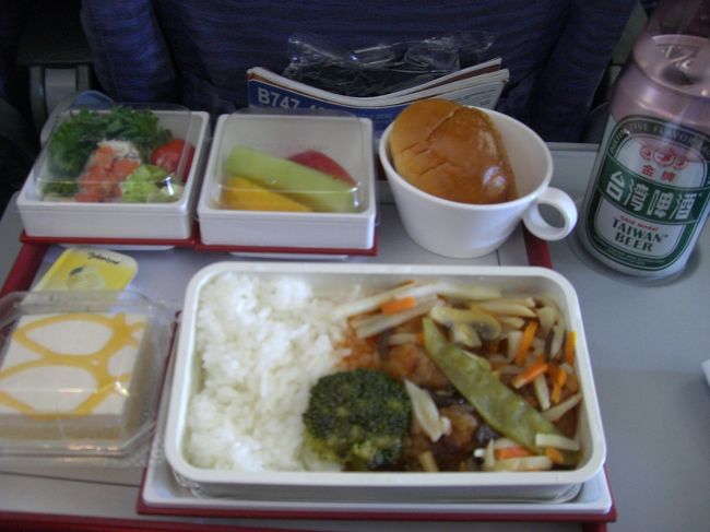 お決まりの機内食から。<br />飲み物は気分を盛り上げるために大尉ワンビールをチョイス。