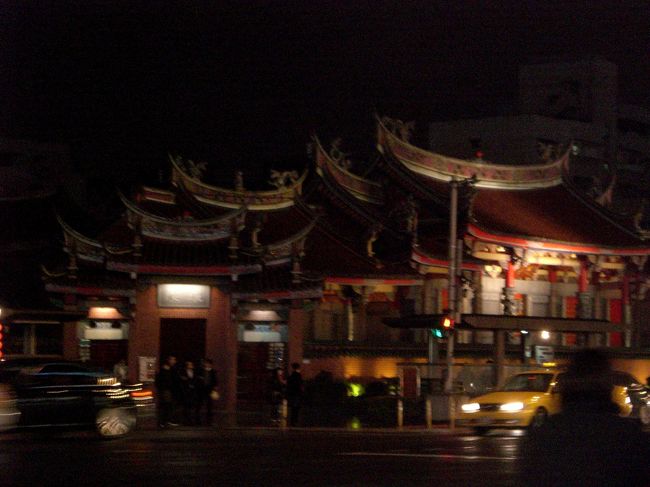 夜の行天宮。<br />ぶれていますがきれいでした。