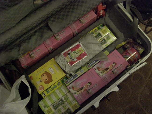 スーツケースの片面はお土産でいっぱい。<br />パッケージかわいいんだけどかさばるのが難点。