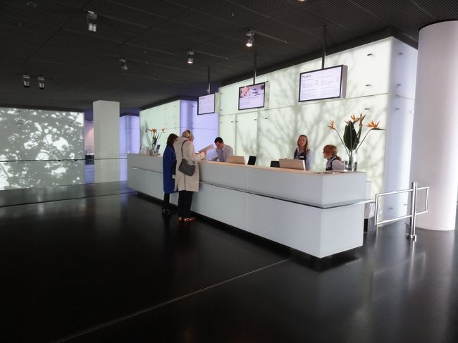 チケットカウンターはすぐわかります。