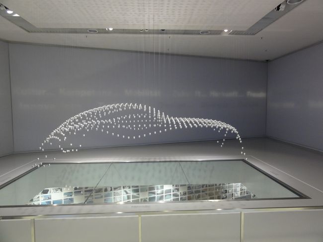 上から吊るされた無数のボールが色々な形を表現します。<br />