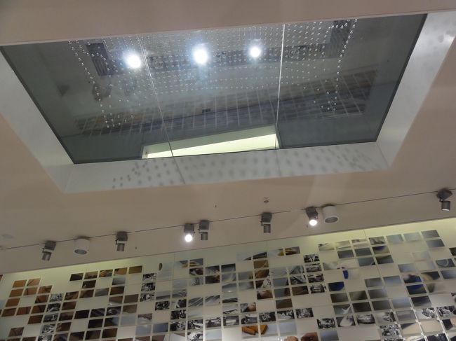 上を見るとさっきのボールの群れ。<br /><br />こうやってデザインするんだよ、という仕掛けなんでしょう。