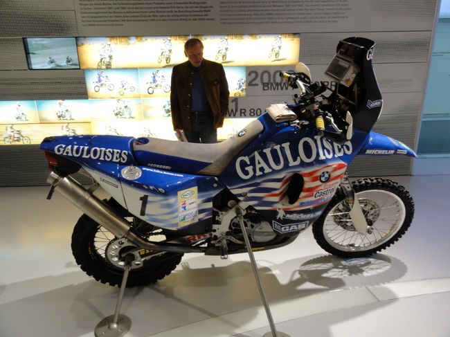 パリダカ仕様のバイクかな？