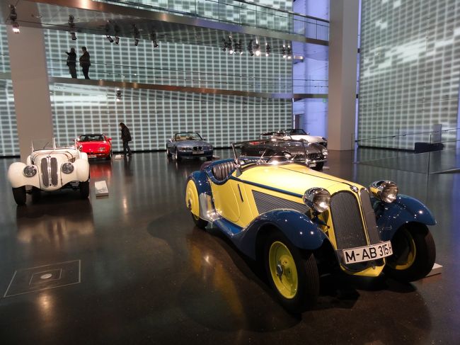 ルパン３世が乗っていそうなクラシックカー