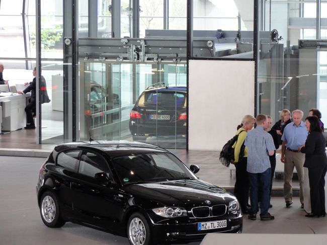 何相談してるんでしょうかね？<br /><br />奥に見える透明のエレベータで納車される車が上がってくるんです。