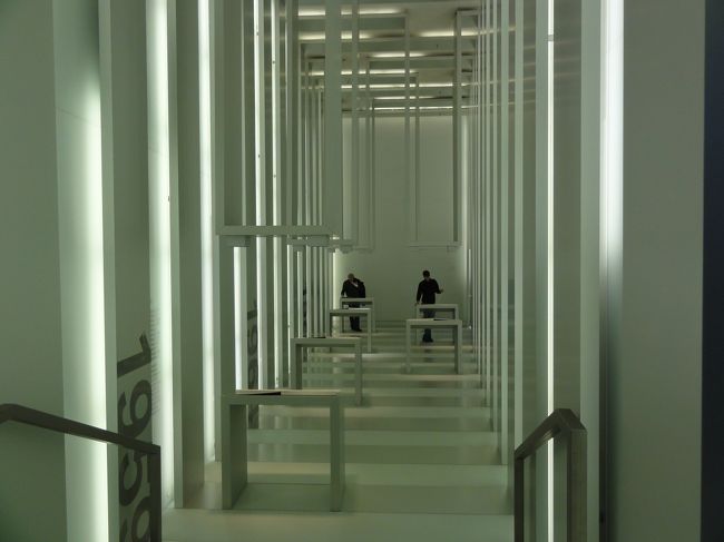 瞑想室かと思ったら、資料室でした。