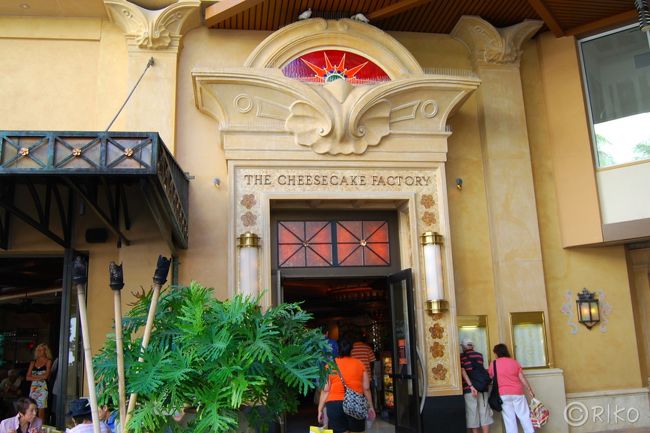 ワイキキビーチに圧倒されたあとは昼食をとるべく街中を再び散策。<br />有名なチーズケーキファクトリー。<br />チーズケーキはもとより、パスタもオススメとのことなのですが、量もすごいというので、とりあえず一旦スルー。<br />そうは言っても、アメリカ圏なので、どこでもボリューミーなんだとは思うけど（笑）