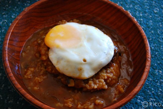 アロハテーブルのロコモコ。<br />この後、滞在中に何軒かロコモコを食べてみたのだけれど、この旅で食べたロコモコの中で、最初に食べたアロハ・テーブルさんのロコモコが一番美味しかった。<br />こちらはガイドブック等には「日本人好みにアレンジされた食べやすい…」的なことが書かれていることが多く、他の「ロコが足繁く通う…」的なロコモコも食べてみたものの、グレービーソースの味がぼんやりしていたり、パテ（ハンバーガー）がランチョンミートのような食感でまるで美味しくなかったり、そういうのがただただドデカかったり…という感じでした。<br />ということで、アロハ・テーブルさんのロコモコは◎です。<br />あくまでワタシ的にですが。