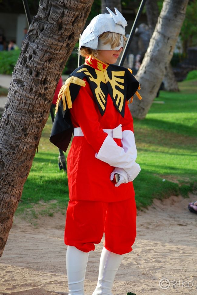 テイクアウトの遅めの昼食を済ませた後は、再び外に繰り出して…こちらはワイキキビーチで見かけた赤い彗星「シャア・アズナブル」<br /><br />何故こんな人が突如ワイキキビーチに、って？<br />実はですね、この日はハロウィンなのです。<br />なので、もう昼過ぎから仮装した人たちがチラホラでした。<br />ハロウィンについてはまた次の旅行記にて。