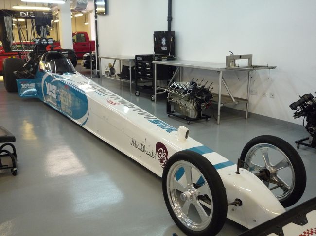 まずは車がいっぱいおいてある倉庫みたいなところを見学。<br />わたしは何がそんなにすごいのか全然わからないけど、F1好きの人にはたまらないらしい・・・