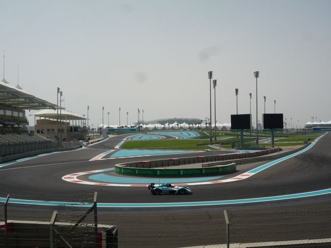 これはまさしくF1サーキット。アブダビグランプリはここで開催されるのだぁ〜（興味なし・・・）<br /><br />横で旦那は恍惚状態・・・<br /><br />しかし！！！F1サーキット見学はこんなもんじゃ終わらなかった。