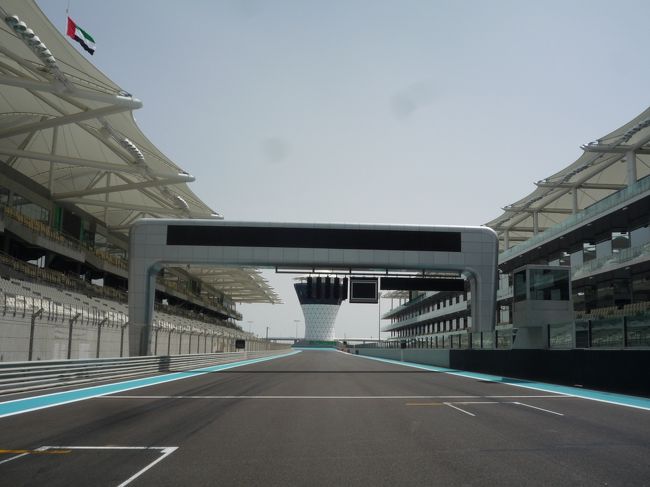 ここはな・なんとゴールの場所（らしい）・・・<br /><br />そう！私たちはサーキットの中まであのブルーのバスで入っていけちゃったんです。<br /><br />バーレーンのF1サーキットを見学したことのあるお兄ちゃん二人連れは、バーレーンなんて目じゃない！ここの見学ははるかにおもしろい！とこれまた大興奮