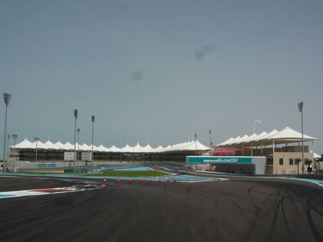 サーキットの中にどんどん入っていけました・・・<br /><br />そして極めつけは優勝トロフィーとその表彰台！トロフィーもって表彰台で記念撮影させてくれました！！！<br /><br />すでにこの時点で旦那は放心状態！！！！