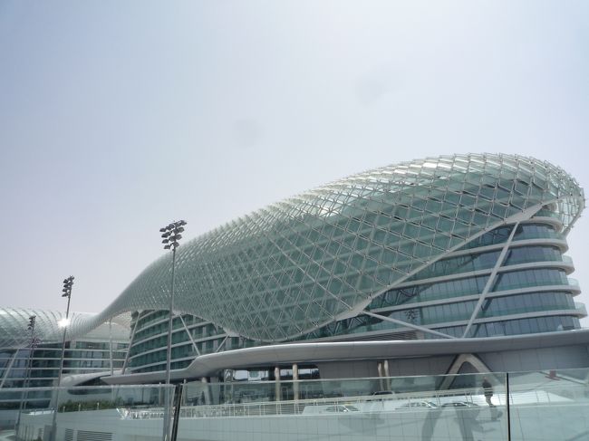 この豪華絢爛なのがYASホテル（読み方がヤスホテル）<br />・・・日本人には微妙・・・<br /><br />しかし国際会議なども行われる有名なホテルなので、3秒で数十億ドル動かしていそうなアラブのお金持ちビジネスマンがうようよいまいした。<br /><br />ここで私たちはタクシーだけ拾わせていただきました・・・<br /><br />そして、港まで・・っていったい港に戻るバスってどこから乗るんじゃい？？？バスを降りたところまで行ってみたが・・それらしきバスはいない・・・<br />しょうがないので、港の入口までてくてくあるく・・・アブダビの昼12時・・驚異的な暑さです。<br />そして港の入り口でバスを待つことに・・・ほんとに船に戻れるか心配になったころ、同じような人たちがやってきました。街で拾ったタクシーは港の中までは入れないので、みんな入り口で降ろされるのです。そういった人たちが多分十数名・・・<br /><br />ほんとは港に送迎バスしか乗れないのですが、コスタのオプショナルツアーのバスに空席があったので、乗せてもらえました。やっぱり数の力は大きい・・・