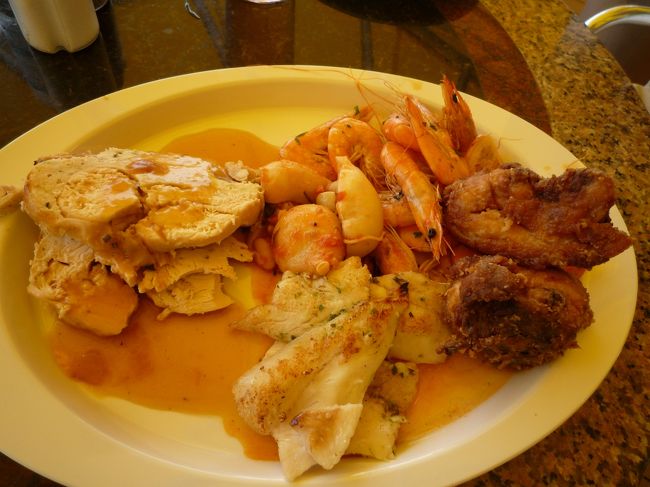 そして無事に船に帰還。船において行かれることが一番心配なので・・戻ってこれた時にはほんとうれしかったですよ・・<br /><br />自力で街に出る場合は要注意ですね。<br /><br />ちなみに・・パスポートは乗船時に船に預けてしまいます。下船のときは上陸証明書をもらって、それとコスタクルーズカードがあれば入国審査なしです。うまいシステムですね〜関心関心<br /><br />ようやくランチにありつけました・・・これが2時くらい・・