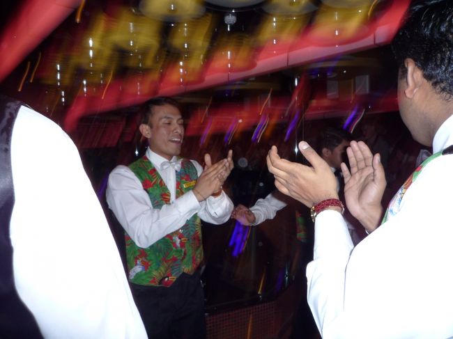 夕食時にはウェーターさんたちのパフォーマンスがあります。<br />毎晩でないけど、2日に1回くらい？？<br /><br />運ばないといけないし、踊らないといけない・・ウエーターさんも大変だ。テレビでドキュメンタリーを見たけど、このパフォーマンスも日中練習するみたい・・・あ〜大変。<br /><br />