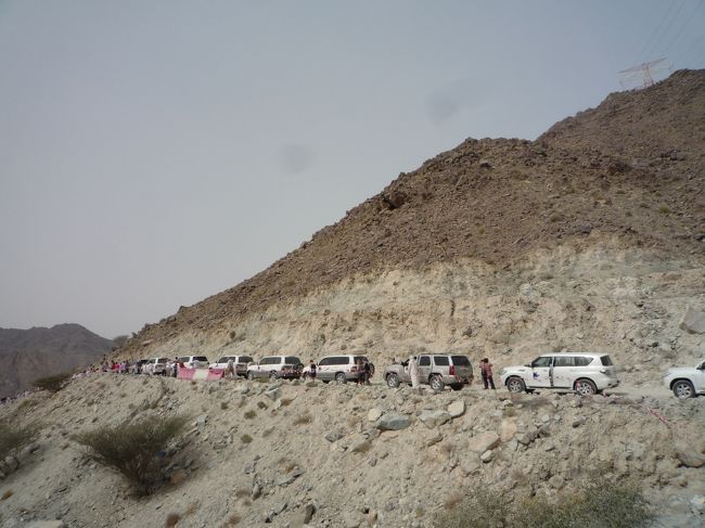 次の日はUAEのフジャイラという街に入港しました。そこはほんとに何もないので、砂漠4WDツアーを申し込みました。<br />5-6人で1台なので、コスタ数千人のツアーは4WD行列となりました。<br /><br />ともかくなんだか山道をゆっくりゆっくり進みます。