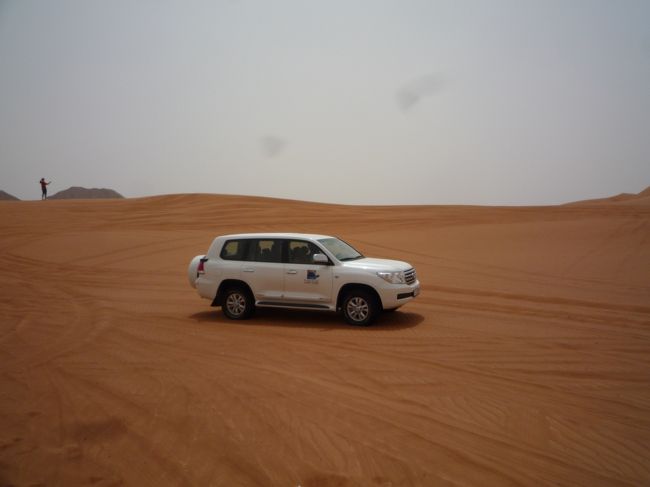 ようやく砂漠に到着！ここからスリリングなドライブが始まりました。<br /><br />ヨルダンでも4WDドライブがツアーに入っていたんだけど、軽トラの荷台に乗って、ゆっくり石砂漠を走る・・って程度だったので、不完全燃焼気味・・・<br /><br />ここで発散しました！！！超スリリングというわけではないですが、なかなか面白かったです。<br /><br />スリリングなのは私は苦手なので・・よかった・・・