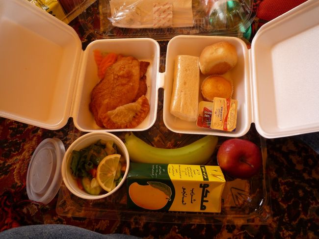 このツアーはランチ付です。<br />ランチパックはこんな感じ。お肉やフルーツなど結構豪華でしたよ。<br /><br />このツアーなかなかよかったですが、港を出発してから1回もトイレ休憩がない、というかトイレがない・・・暑いけど極力水を控えていました。<br />お年寄りとか大丈夫だったのかな？日本人のツアーはだめでしょうねきっと・・・<br /><br />この後、港に戻るんですが、また同じ道を戻るのかと思いきや、とってもきれいな高速道路で一直線に港に戻れました。<br />行の山道は雰囲気出したかったから???