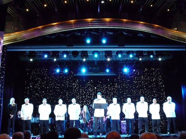 本日はフォーマルナイト！しかもレセプションパーティ付。<br />レセプションパーティでは船長立ちが壇上でごあいさつされます。<br /><br />夜のショーやっている会場なので、パーティという感じはちょっとしないかな・・・<br /><br />我々もこの日はちょっとおしゃれしました。<br />20歳のとき友人の結婚式用に買ったワンピース（赤）など着てみました。日本ではやはり着る機会がないので・・・