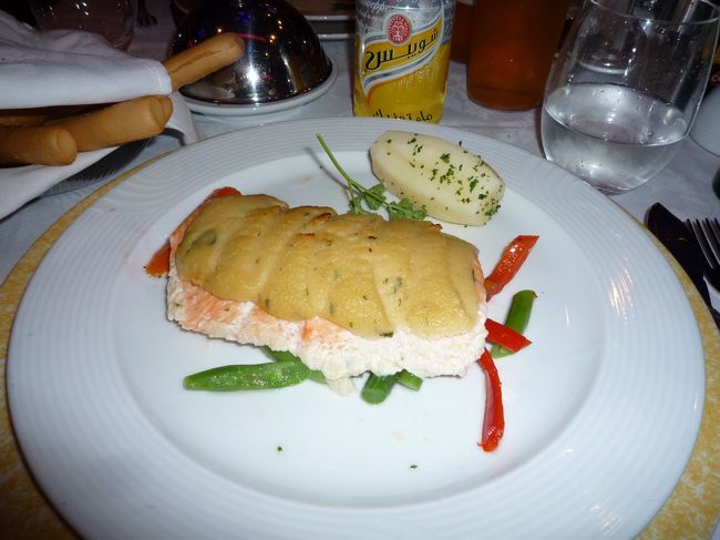 夕食は前菜・メイン等から選ぶ方式ですが、それぞれに数種類づつあるので、好き嫌いのある私でも十分楽しめました。<br /><br />味が濃かったり、おおざっぱだったりするのかな〜と思ってましたが、薄味好きの私でも十分おいしいと思いました。