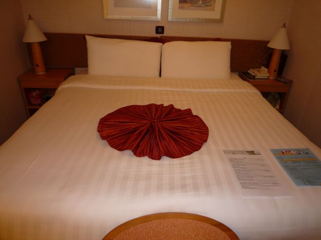 部屋は毎日ベッドメーキングされてます。（もちろんですが）<br />チップもまとめて払ってあるので、小銭などの心配もなくいいですね〜<br />この日はこんなかわいい感じにしてくれてました。<br /><br />部屋には毎日「TODAY」というイベントスケジュール表が届きます。<br />もちろん我々には日本語のものが届きます。これを見て、このダンスに参加しようとか、このゲーム見てみようとか決めました。<br /><br />このクルーズは日本人コーディネータさんが乗船していました。<br />しかし・・・日本人は2組のみ・・彼女自身もあんまりやることがないので、なんでもどんどん言ってきてください！とはいうものの・・・私たちもあえてお願いすることもなく・・・<br />でも、とっても楽しい方でした！！！